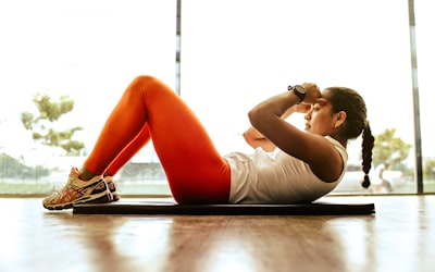 健身爱好者在健身房进行CrossFit训练